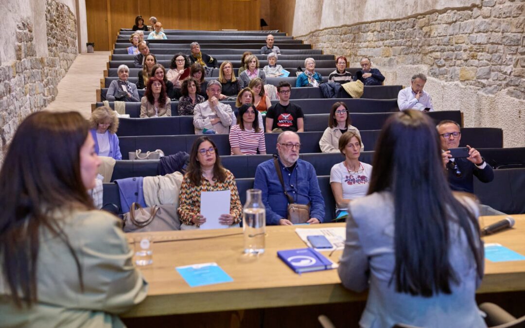 Elkarteko Foro Gerontologikoa ‘Zahartzaroari beste esanahi bat ematea: ikusezintasunetik belaunaldien artekotasunera’ izeneko solasaldira joan zen.
